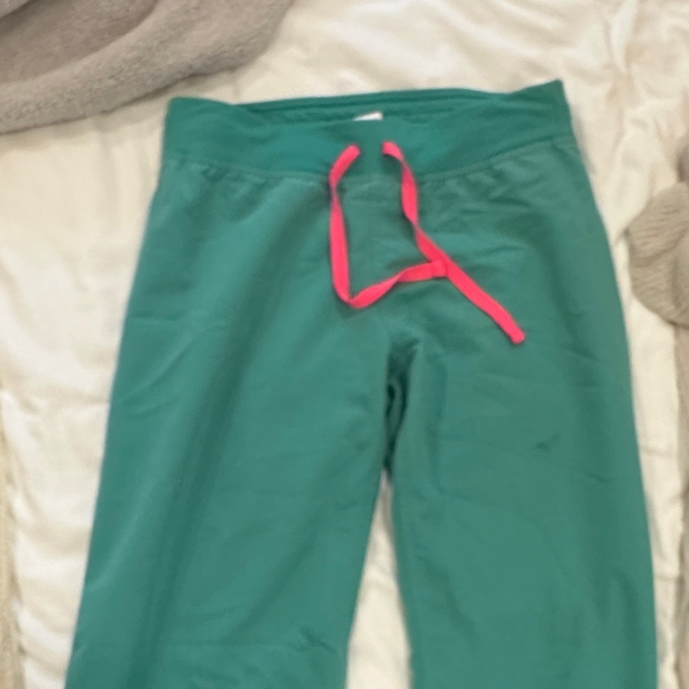 Figs women’s Livingston surgical green HAS PEN STAIN